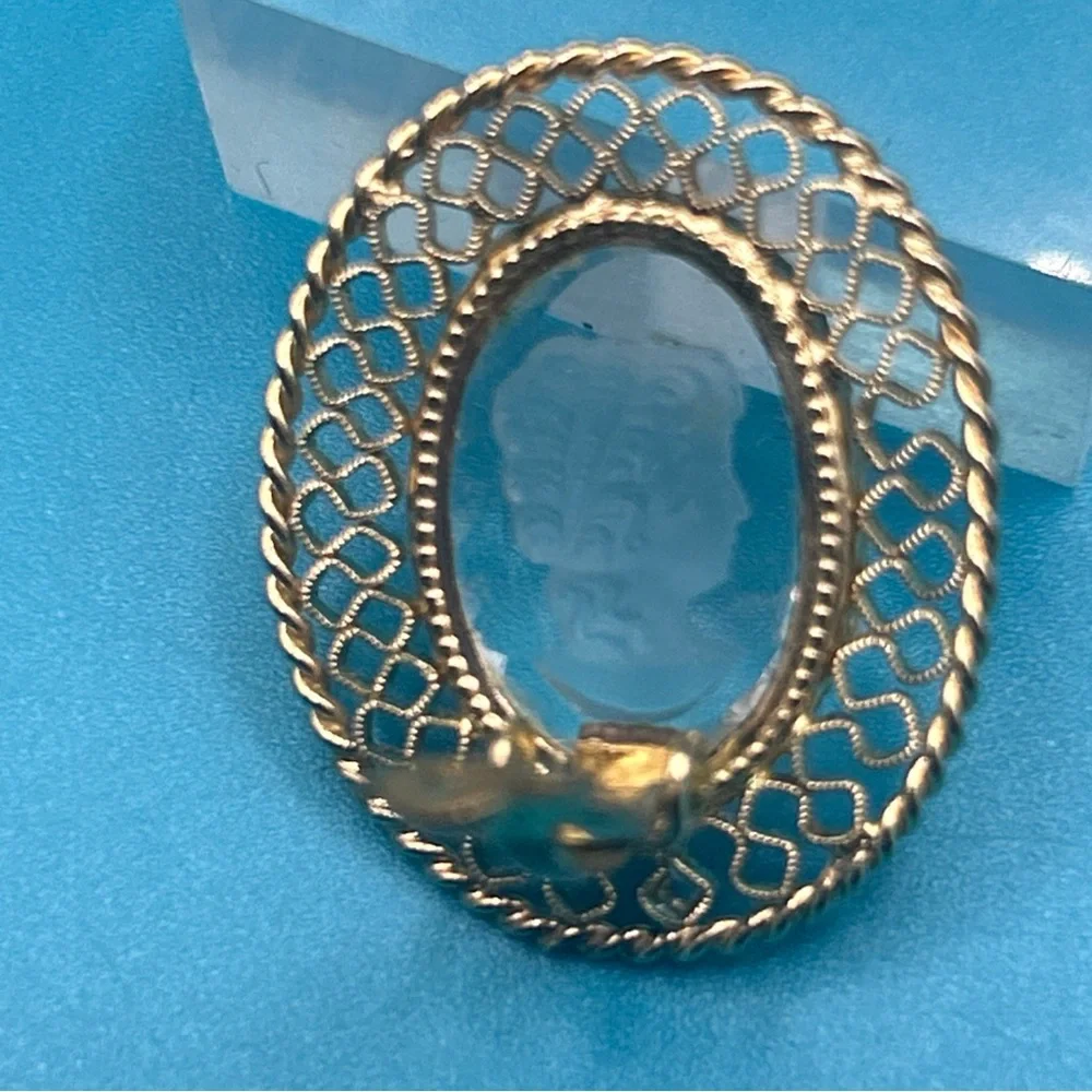 Vintage whiting & Davis intaglio glass cameo clip earrings Goldtone filigree - Picture 4 of 7
